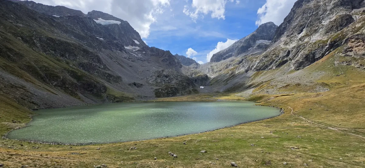 🏔️ Le Lac de la Muzelle et la Roche Percée : L'ascension vertigineuse au cœur des Écrins