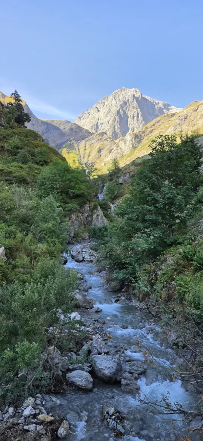 🏔️ Le Lac de la Muzelle et la Roche Percée : L'ascension vertigineuse au cœur des Écrins