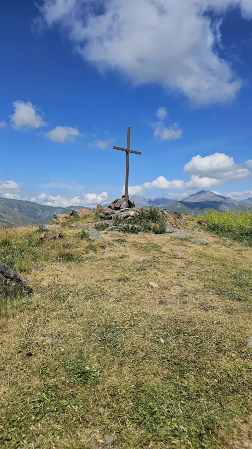 🏔️ La Croix de Cassini : Le belvédère panoramique (avec vue sur l'appartement !)
