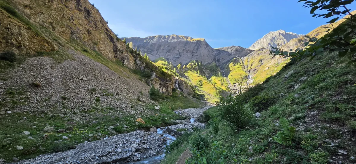 🏔️ Le Lac de la Muzelle et la Roche Percée : L'ascension vertigineuse au cœur des Écrins