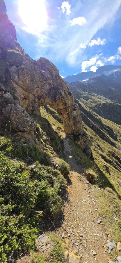 🏔️ Le Lac de la Muzelle et la Roche Percée : L'ascension vertigineuse au cœur des Écrins